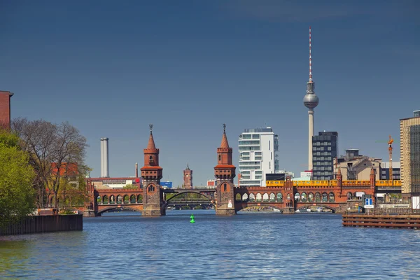 Berlin. Obrázek na berlínské panorama s televizní věží a Oberbaumbrücke. — Stock fotografie