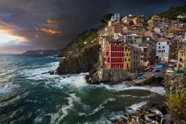 Dramatischer Sonnenuntergang in Riomaggiore. — Stockfoto