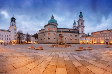 Salzburg, Avusturya. Avusturya 'nın Salzburg şehrinin sonbahar gündoğumu sırasında Salzburg Katedrali ve Residenzplaz ile birlikte şehir manzarası.