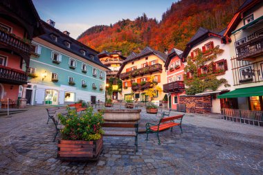 Hallstatt, Avusturya. Sonbahar gündoğumunda ünlü Alp Köyü Hallstatt 'ün şehir manzarası.