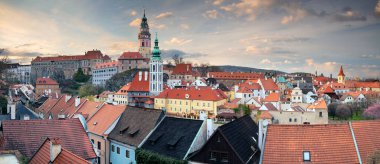 Cesky Krumlov. Cesky Krumlov, Çek Cumhuriyeti 'nin bahar günbatımında panoramik şehir manzarası.
