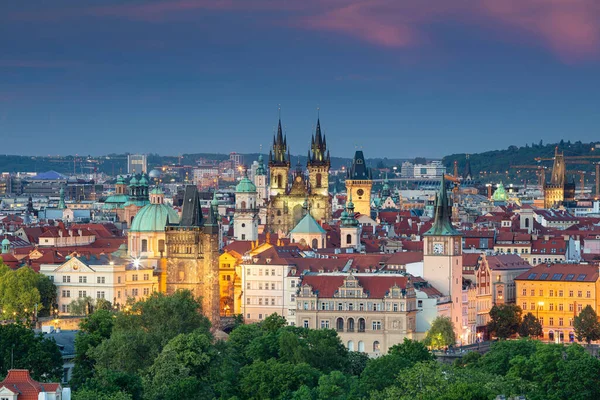 布拉格 布拉格的空中城市景观图像 捷克共和国首都布拉格 夏天日落时 泰恩前的圣母教堂 古城桥塔和粉塔 — 图库照片