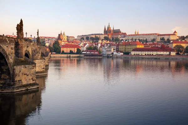 Prága Napkeltekor Városkép Prágáról Csehország Fővárosáról Szent Vitus Katedrálissal Károly Stock Kép