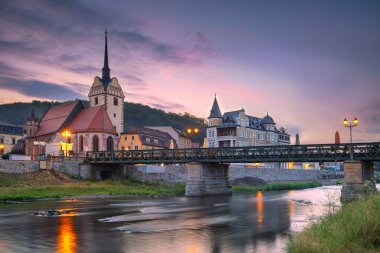 Gera, Almanya. Gera, Thuringia, Almanya 'da St. Mary Kilisesi ve gün batımında Beyaz Elster Nehri üzerindeki Untermhaus Köprüsü' nün bulunduğu şehir manzarası.. 