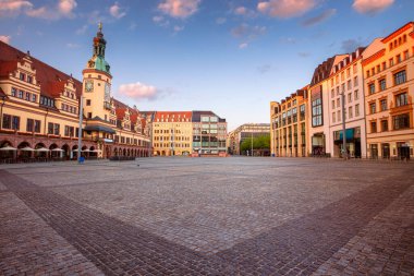 Leipzig, Almanya. Leipzig, Almanya 'nın Eski Belediye Binası ve Pazar Meydanı' nın güneş doğarken çekilmiş resmi.
