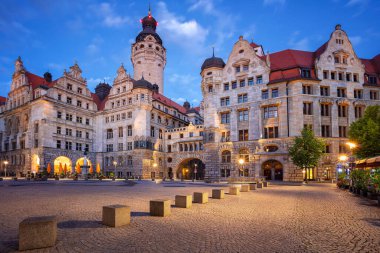 Leipzig, Almanya. Leipzig, Almanya 'nın New Town Hall şehrinin alacakaranlık mavi saatindeki görüntüsü.