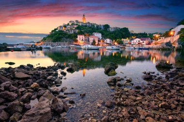 Vrbnik, Hırvatistan. Hırvatistan 'ın Vrbnik kentinde yaz gündoğumunda Krk Adası' nda bulunan ikonik bir köyün kent manzarası.