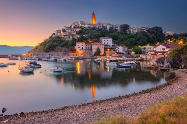 Vrbnik, Hırvatistan. Hırvatistan 'ın Vrbnik kentinde yaz gündoğumunda Krk Adası' nda bulunan ikonik bir köyün kent manzarası.