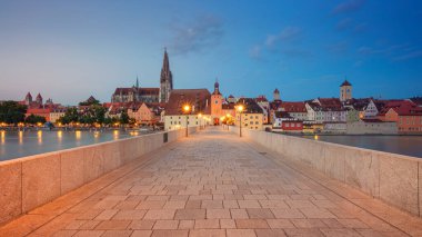 Regensburg, Almanya. Almanya 'nın Regensburg kentinin panoramik görüntüsü. Tuna Nehri üzerindeki Eski Taş Köprü ve yaz gündoğumunda St. Peter Katedrali.