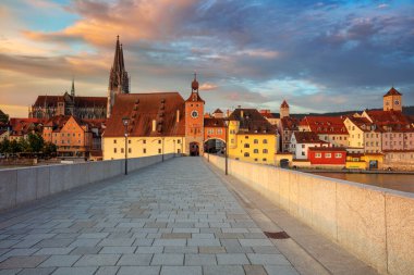 Regensburg, Almanya. Almanya 'nın Regensburg şehrinin Tuna Nehri üzerindeki Eski Taş Köprüsü ve St. Peter Katedrali' nin yaz gündoğumu görüntüleri.