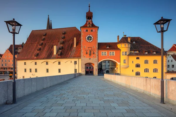 Regensburg Německo Obrázek Města Regensburg Německo Starým Kamenným Mostem Přes — Stock fotografie