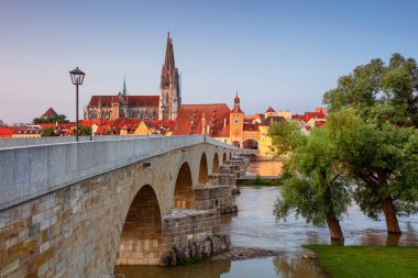 Regensburg, Almanya. Almanya 'nın Regensburg şehrinin Tuna Nehri üzerindeki Eski Taş Köprüsü ve St. Peter Katedrali' nin yaz gündoğumu görüntüleri.