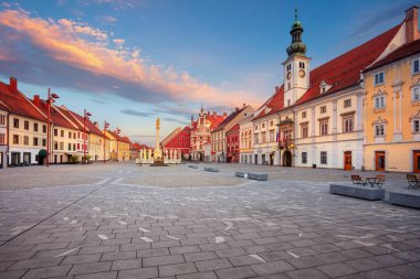Maribor, Slovenya. Slovenya 'nın Maribor kentinin ana meydanı ve belediye binası ile yaz gündoğumunda çekilmiş görüntüsü.