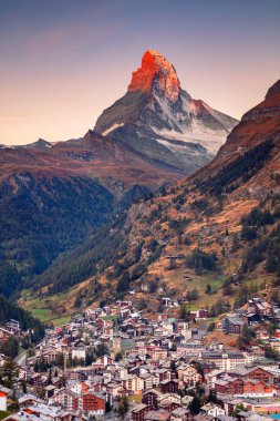 Zermatt, İsviçre. İsviçre 'nin Zermatt kentindeki güneşli sonbahar gündoğumunda arka planda Matterhorn olan ikonik bir köy..