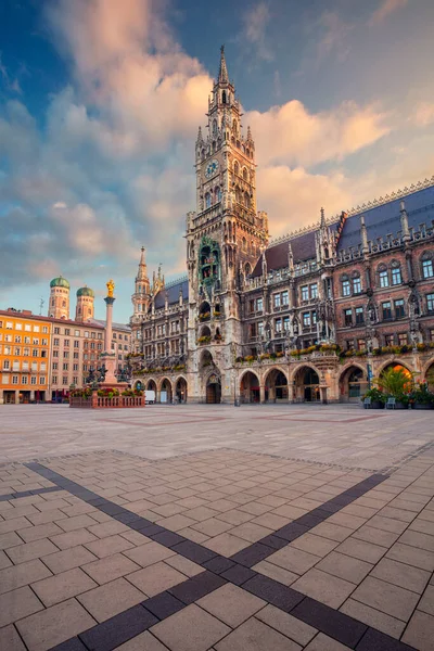 Мюнхен Германия Картинка Мариенской Площади Мюнхене Бавария Германия Рассвете Летом — стоковое фото