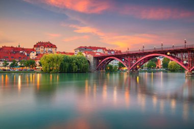 Maribor, Slovenya. Maribor, Slovenya 'nın şehir manzarası güzel yaz günbatımında Drava Nehri' nin yansımasıyla.
