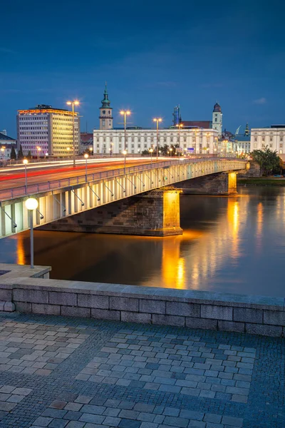 リンツ オーストリア ドナウ川の街の光を反射させるトワイライトブルーアワー時のオーストリア川リンツの都市景観画像 — ストック写真