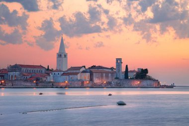 Porec, Hırvatistan. Hırvatistan 'ın Porec kentinin Istrian Yarımadası' nda yaz günbatımında yer alan Euphrasian Bazilikası ile görüntüsü.
