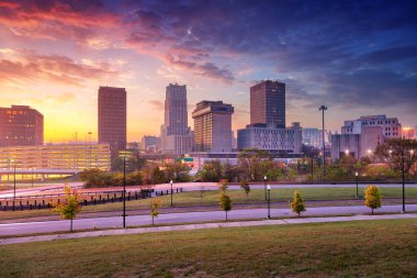 Akron, Ohio, ABD. Akron, Ohio, ABD 'nin güzel sonbahar gündoğumu manzarası.