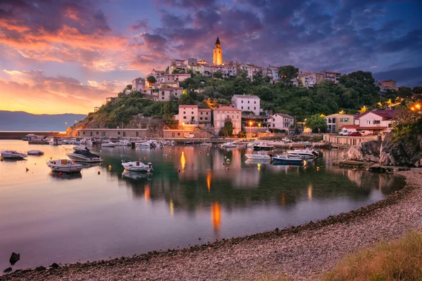 Vrbnik, Hırvatistan. Hırvatistan 'ın Vrbnik kentinde yaz gündoğumunda Krk Adası' nda bulunan ikonik bir köyün kent manzarası.