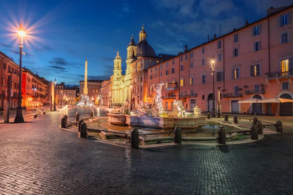 Roma, İtalya. Navona Meydanı 'nın şehir manzarası, Roma Alacakaranlık mavi saatinde Neptün Pınarı ile.