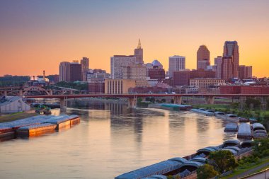 Saint Paul, Minnesota, ABD. St. Paul, Minnesota şehir merkezinin hava manzarası. Mississippi Nehri 'nin güzel yaz günbatımında yansıması..