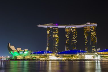 Marina Bay Sands hotel ve Artscience Müzesi gece ışık