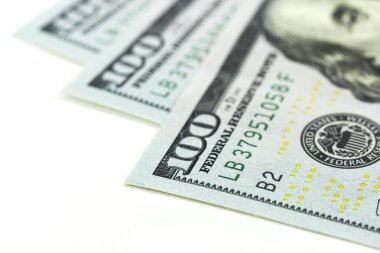 Beyaz arka plan üzerinde makro yüz dolar