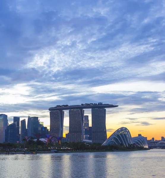 Seværdigheder i Singapore overskyet i solnedgang - Stock-foto