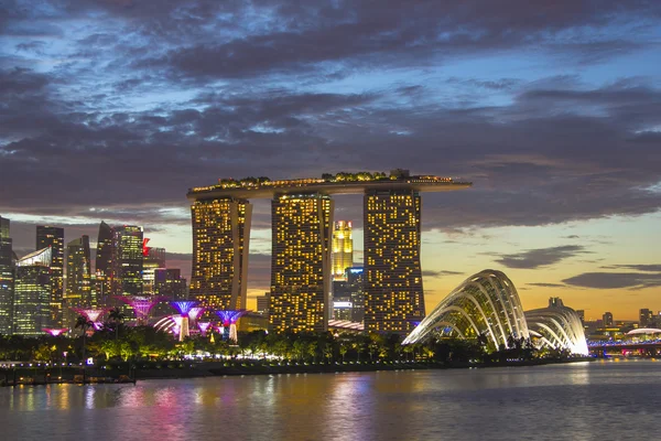 Singapura paisagem urbana no pôr do sol crepúsculo céu — Fotografia de Stock