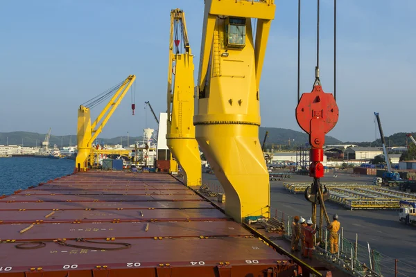 Worker loading with ship port — Stock Photo, Image