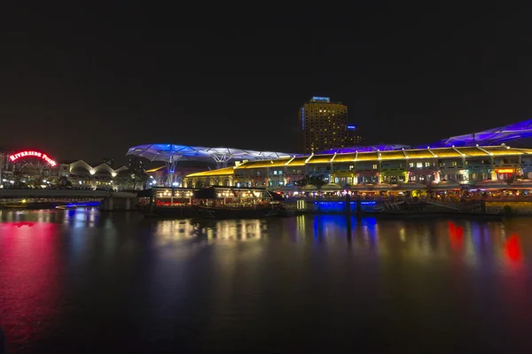 Arquitetura em torno do cais ribeirinha em Singapura . — Fotografia de Stock