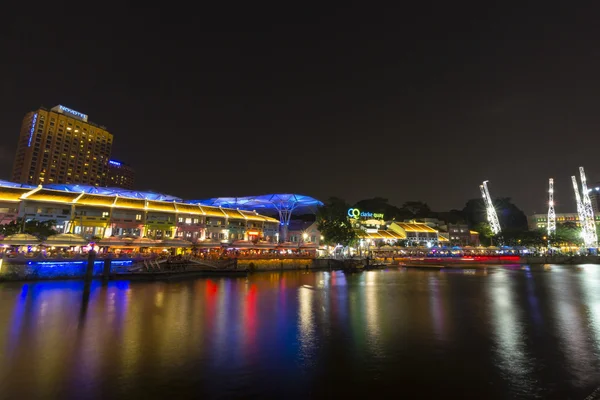 Arquitetura em torno do cais ribeirinha em Singapura . — Fotografia de Stock