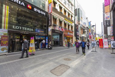 Alışveriş caddesi Myeongdong insanlarda bilinmeyen