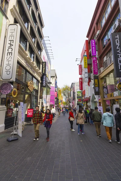 Unidentified tourist shopping in Myeongdong, South Korea — Stock Photo, Image