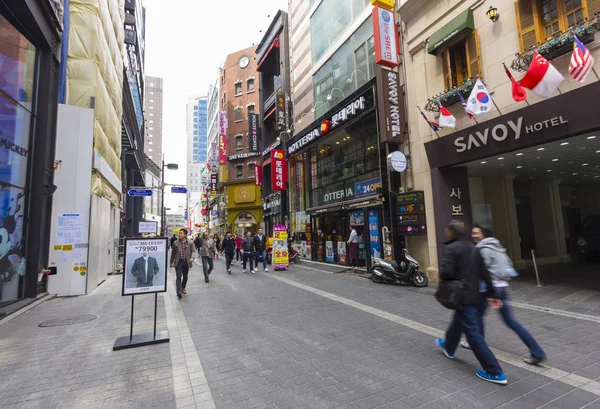 Kimliği belirsiz kişi Myeongdong, Güney Kore'de alışveriş
