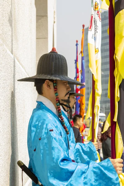 Traje de soldado coreano vintage alrededor del palacio Gyeongbokgung — Foto de Stock