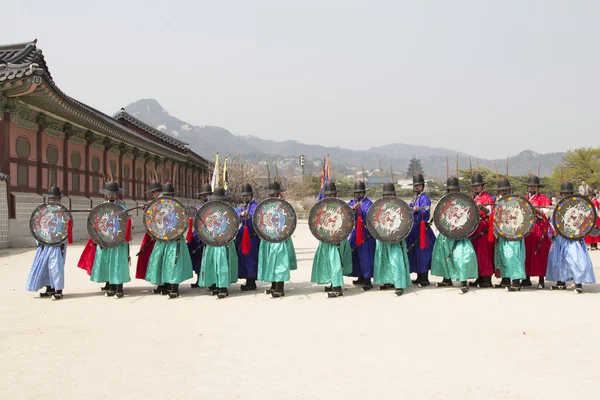 Costume de soldat coréen pratique vintage autour Gyeongbokgung pal — Photo