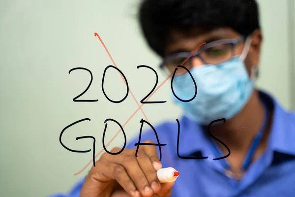 Молодой Человек Медицинской Маске Вычеркивает Цели 2020 Года Коронавируса Пандемии — стоковое фото