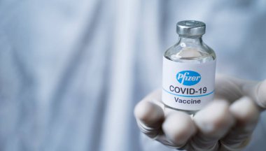 Maski, Hindistan - 12 Kasım 2020: Koronavirüs veya covid-19 salgınından korunmak için Pfizer Biontech aşısı yapılan doktorlara yakın çekim
