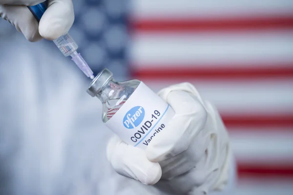 Maski, Hindistan - 12 Kasım 2020: Koronavirüs COVID-19 hastalığından korunmak için Pfizer Biontech aşısı ve şırıngayı elinde tutan doktor