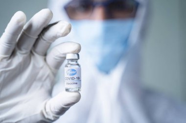 Maski, Hindistan - 12 Kasım 2020: Pfizer Biontech aşısını Coronavirus COVID hastalığına karşı elinde tutan doktor