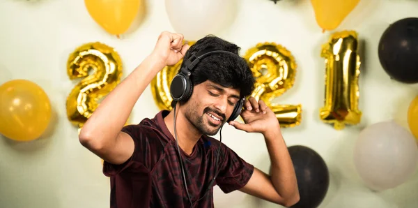 Junger Mann Genießt Mit Musik Über Kopfhörer Das Neue Jahr — Stockfoto