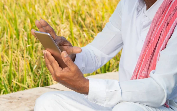 Close Indian Famer Hands Using Mobile Agricultural Farm Land Elderly — Stock Photo, Image