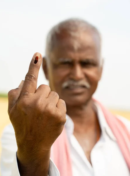Selektywne Skupienie Się Dłoni Indyjski Rolnik Pokazuje Atrament Głosowaniu Podczas — Zdjęcie stockowe