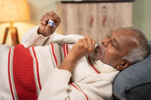 Cama Enferma Montada Anciano Viendo Temperatura Gripe Termómetro Mientras Duerme — Foto de Stock