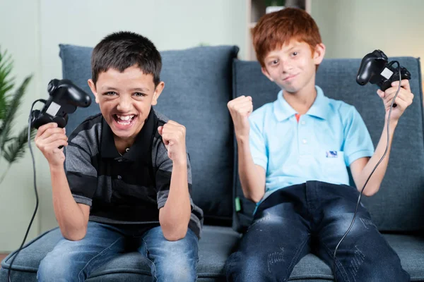 Standpunt Schot Twee Kinderen Juichen Schreeuwen Won Online Video Game — Stockfoto