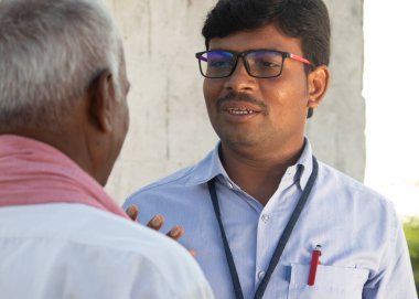 Bankacı ya da şirket memuru çiftçiye kredi vermekte geciktiği ya da borcunu ödemeyi geciktirdiği için kızgın - hasat kaybı kavramı ve Hindistan tarım sektörünün tarım kredisi borçları