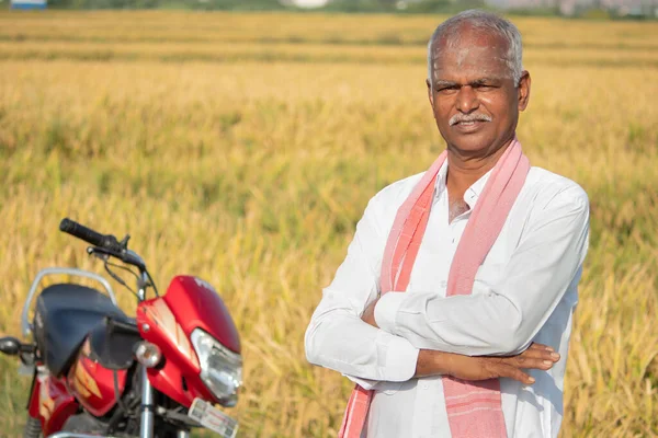 Gelukkige Indiase Boer Met Armen Gekruist Staan Met Fiets Voorkant — Stockfoto