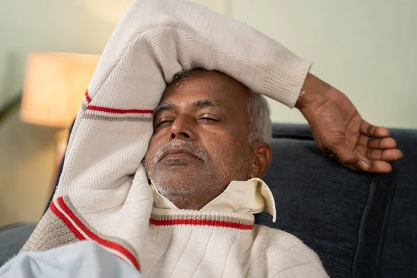 Asiático Homem Sênior Ter Bom Sono Cama Casa Conceito Melhor — Fotografia de Stock